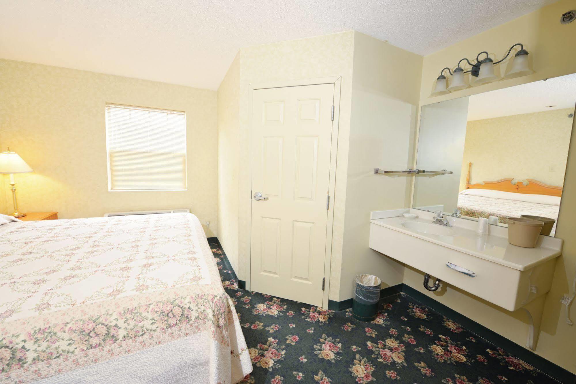 Ourguest Inn & Suites Downtown Port Clinton Exteriör bild